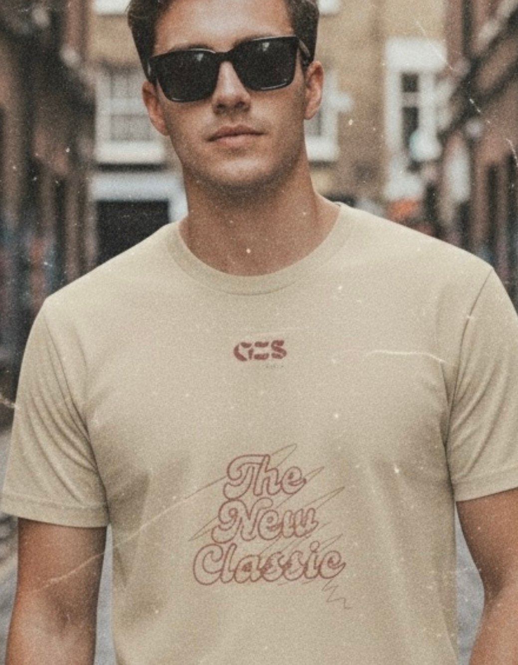Modelo con la camiseta The New Classic de GZS Wear en una calle urbana